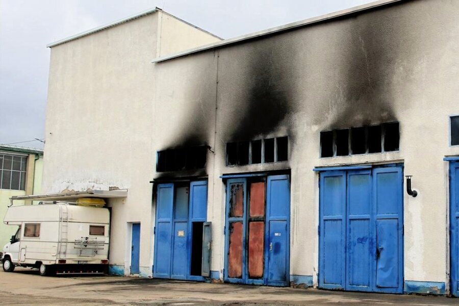 Hoher Sachschaden nach Brand in einer Limbacher Lagerhalle - Am Dienstagfrüh waren die Spuren des Brandes in der Nacht zuvor dann am Gebäude deutlich erkennbar. 