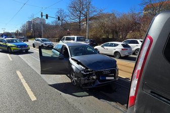 Hoher Sachschaden nach Unfall in Plauen - Ein Unfall in Plauen legte am Dienstag den Stadtverkehr lahm.