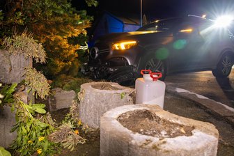 Hoher Schaden bei Unfall im Erzgebirge: Mercedes prallt gegen Hauswand - Ein Mercedes (Fahrer: 22) ist am Mittwochabend in Zschorlau gegen Pflanzkübel und eine Hauswad geprallt.