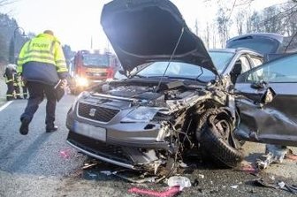 Hoher Schaden bei Zusammenstoß - Zwei Pkw sind am Freitag in Großrückerswalde zusammengestoßen. 