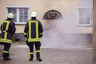Hoher Schaden nach Kellerbrand in Zwönitz - Müll und Briketts haben in einem Keller in Zwönitz am Mittwochmorgen gebrannt.