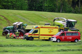 Hoher Schaden nach schwerem Traktor-Unfall im Erzgebirge - 28-Jähriger schwer verletzt - Ein Traktor ist samt Anhängern auf einem Feld im Erzgebirge umgekippt. Feuerwehr und Rettungsdienst kamen zum Einsatz.