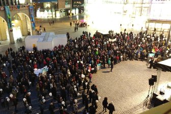 Hoher Zuspruch beim Chemnitzer Friedenstag - An fünf Orten in der Stadt haben sich Chemnitzer getroffen, um auf Friedenswegen zum Neumarkt zu laufen.