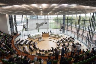 Der sächsische Landtag ist mit Menschen gefüllt.