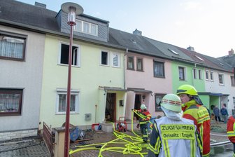 Hohndorf: Brand in Reihenhaus - 92-Jährige gerettet -