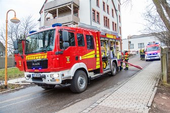 Hohndorf: Matratze in Flammen - Feuerwehr evakuiert Wohnhaus -