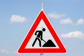 Hohndorf schafft weitere Baugrundstücke - Baustellenschild (Symbolbild).