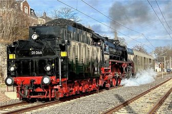Hohndorf will es dampfen lassen - aber wer wird's bezahlen? - Historische Dampfloks - hier ein Exemplar, das im November 2022 auf dem Weg ins Bayerische Eisenbahnmuseum Nördlingen den Stollberger Bahnhof passierte - sind nicht nur bei Eisenbahnfans beliebte Fotomotive. Darum setzt auch Hohndorf bei seinem Jubiläumsfest auf ein "Dampfross". Als eine weitere Aktion plant beispielsweise die Hohndorfer Feuerwehr, mit historischer Technik Wasser aufzufüllen.