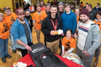 Hohndorfer empfangen Olympiahelden - Axel Jungk mit seinen Brüdern Robert (l.) und Felix. Im Schlepptau hatte der Olympia-Held auch seinen Schlitten. Den Gästen gab er einen ausführlich Einblick in das Hightech-Sportgerät. Gemeinsam wurde außerdem ausgiebig gefeiert.