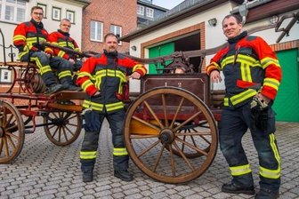 Hohndorfer Feuerwehr will ihr ältestes Löschgerät restaurieren - Michel Hummel, Thomas Leichsenring, Jörg Axmann und Carsten Brandt (von links) von der Freiwilligen Feuerwehr und dem Feuerwehrverein Hohndorf mit ihrer historischen Abprotzspritze. Das Löschgerät, das von 1885 bis 1936 im Dienst war, soll jetzt restauriert werden.