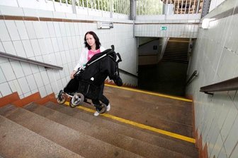 Hohndorfer muss Zugfahrt auf Bahnhof in Flöha abbrechen - Auch Eltern mit Kinderwagen haben es auf dem Flöhaer Bahnhof schwer. Mandy Abt muss ihren Kinderwagen ständig die Treppen hoch und runter tragen, weil es keinen Fahrstuhl gibt.