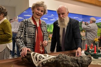 Hohndorfer zeigen Schnitz- und Klöppelkunst - In der Ausstellung in Hohndorf: Regine Siebdraht (li.) und Gunter Schmiedel.