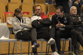 Holen sich die deutschen Handballerinnen den WM-Titel? Warum ein Olympiasieger vom BSV Sachsen Zwickau daran nicht glaubt - Cheftrainer Norman Rentsch (2. von rechts) tippt als Einziger aus dem Funktionsteam des BSV Sachsen Zwickau auf einen deutschen Sieg im WM-Finale.