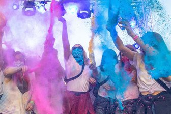 Holi-Fest zurück im Erzgebirge: Am Samstag wird Ehrenfriedersdorf bunt - So bunt ging es beim Holi-Festival in Annaberg-Buchholz einst zu. Ehrenfriedersdorf will nun daran anknüpfen.