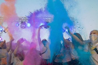 Holi-Festival im Erzgebirge: Farbbeutel fliegen auf der Halde in Buchholz in die Luft - So sah das Holi-Festival 2019 aus. 