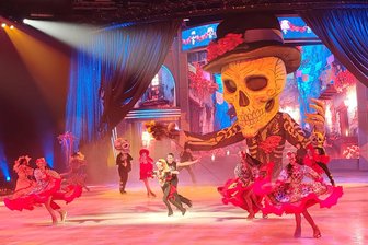 „Holiday on Ice“ in Zwickau: Die schönsten Bilder von der Premiere - Für viele der Knüller des Programms: Der gigantische Totenkopf mit seinem tanzlustigen Gefolge.
