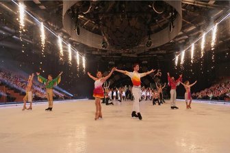 "Holiday on Ice" in Zwickau: Premiere in der ausverkauften Stadthalle begeistert das Publikum - Die Hauptdarsteller Brynne McIsaac und Gabriel St-Jean (Mitte) am Ende der Show-Premiere. "Ich genieße den Moment, wenn wir fertig sind, wissen, dass wir alles gegeben haben, und der Beifall brandet auf", sagte der Kanadier.