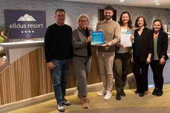 Holidaycheck: An Hotels aus dem Erzgebirge gehen so viele Awards wie noch nie - Dragan Zovko (3. v. l.) von Holidaycheck hat den Award an das Elldus-Resort übergeben. Das freute Hotelchef Jens Ellinger sowie Antje Gahler, Kati Wetzel, Anne Grocholewski und Linda Tiede (v. l.) aus seinem Team.