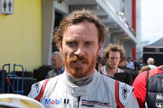 Hollywood-Star Michael Fassbender düst mit 485 PS über Sachsenring -