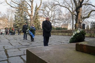 Holocaust-Gedenken in Chemnitz: OB ruft zur Gegenwehr gegen Judenhass auf - Oberbürgermeister Sven Schulze bei der Kranzniederlegung im Park der Opfer des Faschismus. Er appellierte an die Stadtgesellschaft, Erinnerungen an den Holocaust wach zu halten und Judenhass entgegenzutreten.