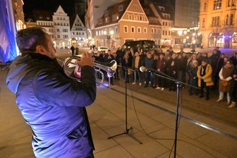 Holocaust-Gedenken in Zwickau: Warum finden Schüler es wichtig, auch 80 Jahre später an die Verstorbenen zu erinnern? - Generalmusikdirektor Leo Siberski spielt auf der Trompete ein Stück der jüdischen Komponistin Rikle Glezer.