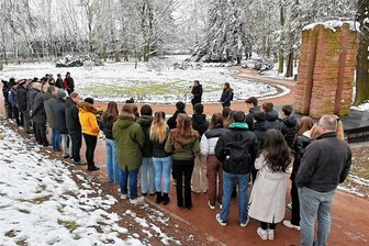 Holocaust-Gedenktag in Mittweida und Sachsenburg: Eigene Geschichte ist als Mahnung nicht vergessen - Zur Kranzniederlegung am Holocaust-Gedenktag waren am Freitagvormittag in Mittweida rund 60 Menschen zum Mahnmal in den Schwanenteichanlagen gekommen. 