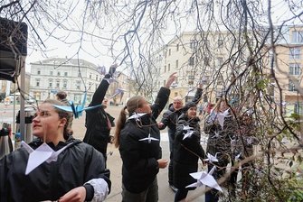 Holocaust-Gedenktag in Zwickau: Kraniche, Lesungen und Konzert - Neuntklässler des Peter-Breuer-Gymnasiums Zwickau bringen Origami-Kraniche im Baum am Zwickauer Georgenplatz an. 