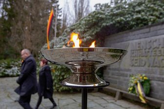 Holocaust-Gedenktag: Kranzniederlegung auf Plauener Hauptfriedhof - Plauens Oberbürgermeister Steffen Zenner (CDU) und Bürgermeisterin Kerstin Wolf (parteilos) legten an der Gedenkstätte für die Opfer des Nationalsozialismus einen Kranz nieder.
