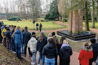 Holocaust-Gedenktag zwischen Mahnen in Mittweida und Protest in Kriebethal - Mehr als 50 Bürgerinnen und Bürger haben im Vorjahr am Mahnmal am Schwanenteich den Opfern des Holocaust gedacht.