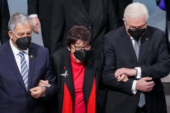 Holocaust-Überlebende Inge Auerbacher mahnt beim Gedenken im Bundestag - Mickey Levy, Sprecher der Knesset (vorn links) und Bundespräsident Frank-Walter Steinmeier stützen die Holocaust-Überlebende Inge Auerbacher.