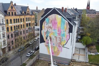 Holocaust-Überlebender als Street Art in Chemnitz: Wessen Konterfei an dieser Wand auf dem Sonnenberg entsteht - An der Glockenstraße, Ecke Dresdner Straße, entsteht gerade dieses Bild. Der Künstler Falk Lehmann, alias Akut, möchte damit an einen Chemnitzer Auschwitz-Überlebenden erinnern.