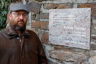 Holocaustgedenken und neue Erinnerungstafel für Neonazi-Opfer Patrick Thürmer - Udo Friedrich an der neuen Gedenktafel für den 1999 von Neonazis getöteten Patrick Thürmer.