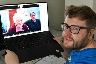 Holocaustüberlebende in Tel Aviv: Wie die einhundertjährige Hana Malka den Angriff der Hamas auf Israel erlebt - „Freie Presse“-Redakteur Manuel Niemann (r.) hatte sich im Frühjahr mit Hana Malka und ihrem Sohn Rony anlässlich ihres 100. Geburtstages online zum Interview in Israel verabredet. Foto: Archiv/Eckardt Mildner