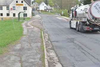 Holperpiste B 101 Mittelsaida: Wird der Traum vom Baustart endlich wahr? - Risse, Löcher, Buckel und Huckel ziehen sich durch den Asphalt der B 101 in Mittelsaida. Seit 2002 gibt es Pläne, die Ortsdurchfahrt zu erneuern.