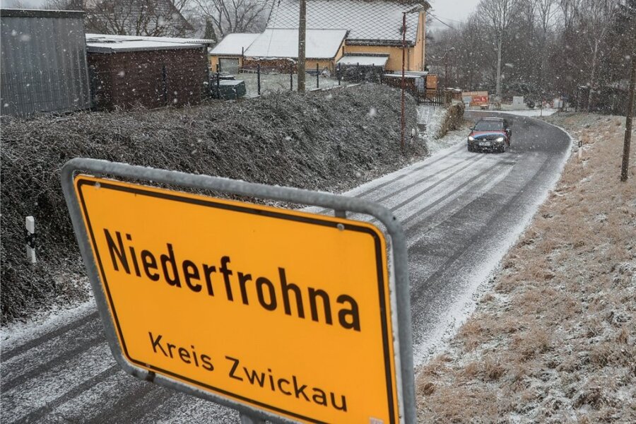 Holperpiste in Niederfrohna  soll dieses Jahr saniert werden - Die Tauschaer Straße in Niederfrohna - im Bild der Abschnitt zwischen Ortsausgang von Niederfrohna und Buswendeschleife - soll in diesem Jahr erneuert werden. 