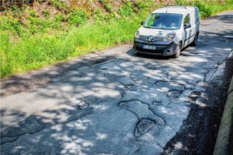 Holperpiste Lößnitztal: Die größten Löcher werden geflickt - Die enge Straße S 237 Lößnitztal ist stellenweise nur noch ein Flickenteppich. Aktuell werden die schlimmsten Schäden ausgebessert, vermeldet das Landesamt für Straßenbau und Verkehr. 