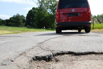 Holperpiste wartet jetzt aufs Fördergeld - Der Horror für jeden, der dort entlangfährt: So sieht der aktuelle Zustand der Oberneumarker Straße in Neumark aus.