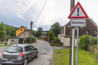 Holperstraße im Erzgebirge: Ernüchternde Auskunft vom Amt - Die Ortsdurchfahrt von Schwarzbach ist eine Staatsstraße. Der Zustand der Fahrbahn wird immer schlechter. Doch mehr als Flickarbeiten sind in den nächsten Jahren offenbar nicht drin. Zudem fehlen Gehwege.