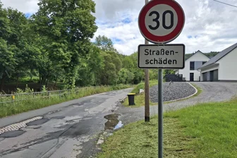 Holprige Ortsdurchfahrt in Falkenau: Jetzt beginnt die Fahrbahnerneuerung - Wegen des schlechten Zustandes der Ortsdurchfahrt in Falkenau wurde Tempo 30 angeordnet.