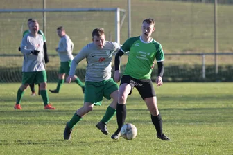 Holprige Pässe und knapp 150 Zuschauer: So lief das kleine Silvesterderby der Fußballer in Hirschfeld - Zweikampf im Mittelfeld zwischen dem Hirschfelder David Barth (links) und dem Schönfelser Moritz Brückner (rechts).