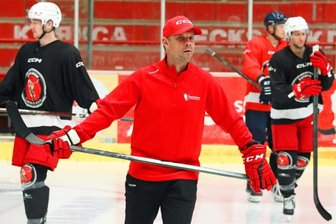 Holpriger Start bei den Eispiraten - Die Eispiraten Crimmitschau stehen im Training wieder auf dem Eis. Mit dem Abschluss der ersten Woche war Trainer Marian Bazany (Mitte/Foto vom Mittwoch) aber alles andere als zufrieden.