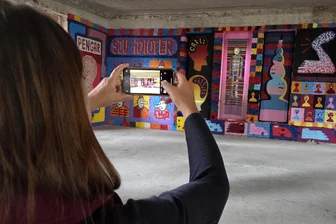 Holpriger Start für Ibug in Chemnitz: Das sagen Besucher am ersten Tag zur Kunst im Lost Place - Kaum ein Besucher zückt nicht Fotoapparat oder Smartphone für Bilder.