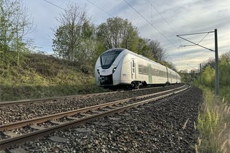 Holpriger Start in den Ersatzverkehr zwischen Chemnitz und Leipzig der Mitteldeutschen Regiobahn - Durch die zusätzliche Verbindung über Döbeln sollen Reisende im Vergleich zum SEV ab Geithain knapp 30 Minuten Zeit einsparen können. Am ersten Tag des Schienenersatzverkehrs jedoch zeigte sich: Beim Zeit einsparen gibt es noch Verbesserungspotenzial.
