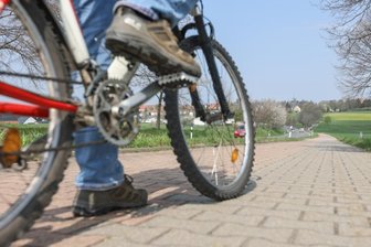 Holpriger Weg zu besseren Radstrecken - Der Radweg zwischen Herrenhaide und Burgstädt an der Neuen Herrenhaider Straße soll am Ortseingang (Foto) über einen jetzigen Feldweg zur Kantstraße geführt werden. Der Stadtrat hat jetzt die Weichen dafür gestellt. 