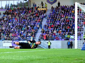 Holstein Kiel lässt FC Erzgebirge alt aussehen - Martin Männel musste dreimal hinter sich greifen.