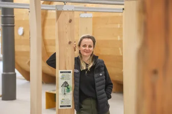 Holz-Erlebniswelt für Kinder in Chemnitz eröffnet - „Alles Holz“-Projektleiterin Rebecca Sander an einer Station, an der man Holzarten tasten und riechen kann.