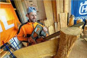 "Holz-Haanz" setzt in Rodewisch die Säge an - Enrico Plathe sägt an einem Modell für das Eingangsportal zum neuen Freizeitareal. Die Rodewischer können gespannt sein.