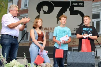 „Holz-Köpfe & Spiel-Steine“ – Kunstpreise an junge Schwarzenberger sind vergeben - Oberbürgermeister Ruben Gehart (l.) gratulierte den jungen Preisträgern.