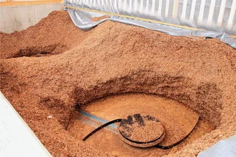 Holz statt Öl: Adorfer Agrarbetrieb spart die Hälfte der Heizkosten ein - Die Agrargenossenschaft Oberes Vogtland senkt durch den Einbau einer Holzhackschnitzelheizung ihre Heizkosten um die Hälfte: Ein Blick in den Bunker mit dem Bodenrührwerk, das die Hackschnitzel in den Förderkanal schiebt.