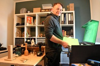 Holz trifft Herz: Feuerwehrmann aus dem Vogtland baut individuelle Lampen - Christian Flechsig am Lasergerät, wo die Motive aus Holz entstehen.